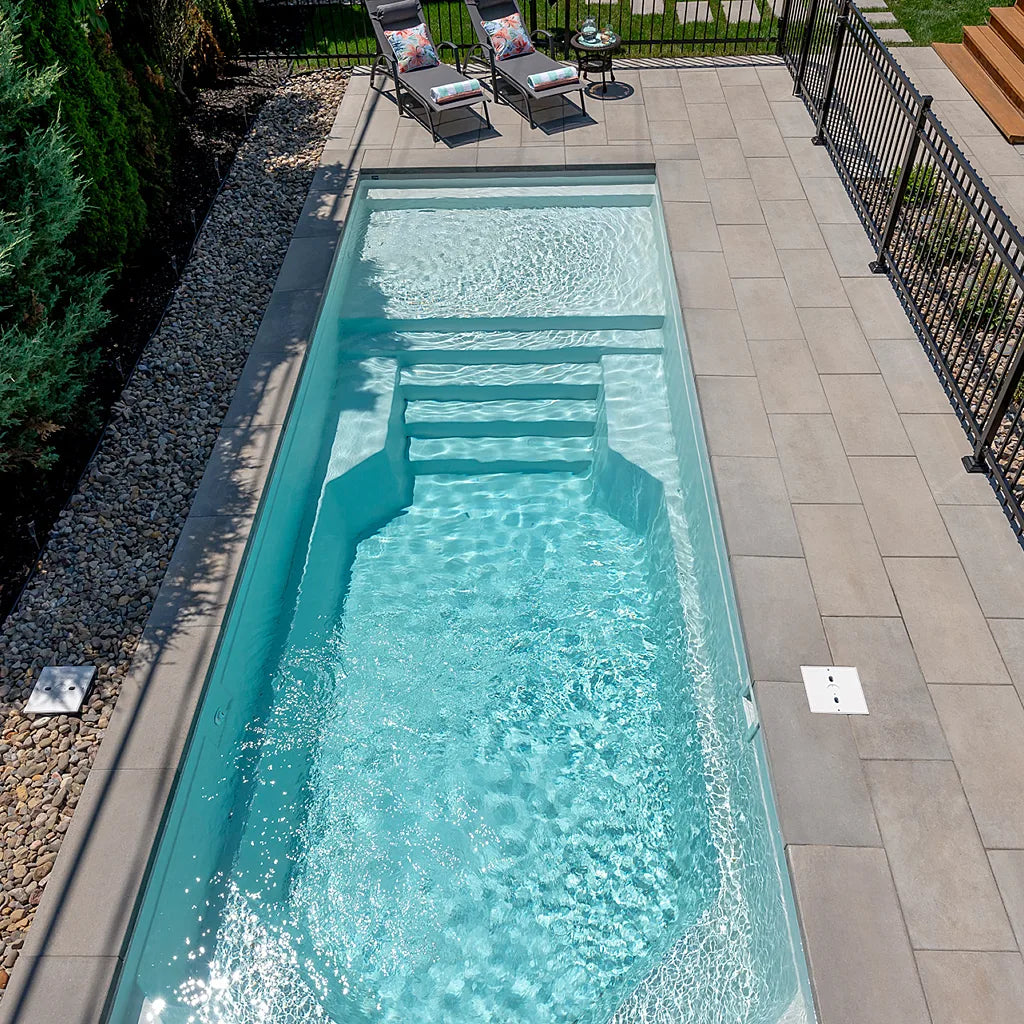 Image de la piscine creusée du modèle Larimar en couleur gris arctique