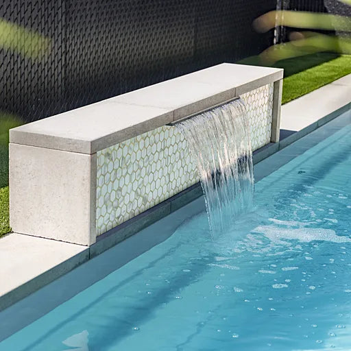 Image de la piscine creusée du modèle Zircon en couleur gris arctique