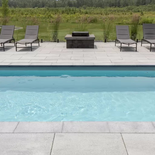 Image de la piscine creusée du modèle Topaze gris arctique