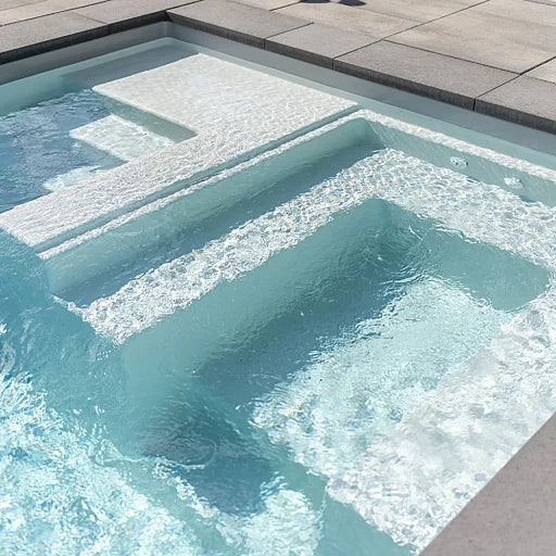 Image de la piscine creusée du modèle Lazuli en couleur gris arctique 