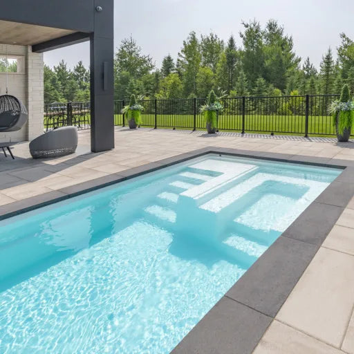 Image de la piscine creusée du modèle Lazuli en couleur sel de mer 