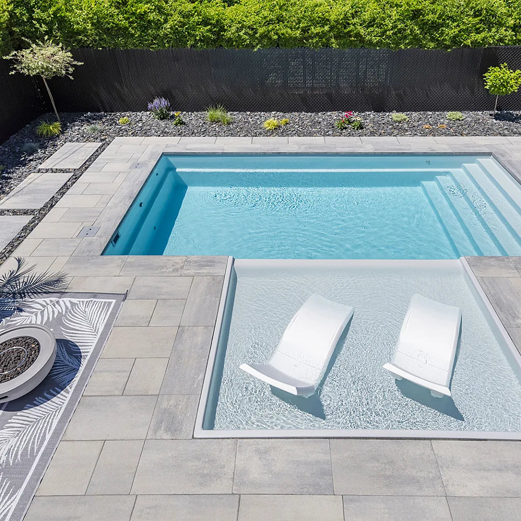 Image de la piscine creusée du modèle Topaze avec le module de détente Tanza en couleur sel de mer