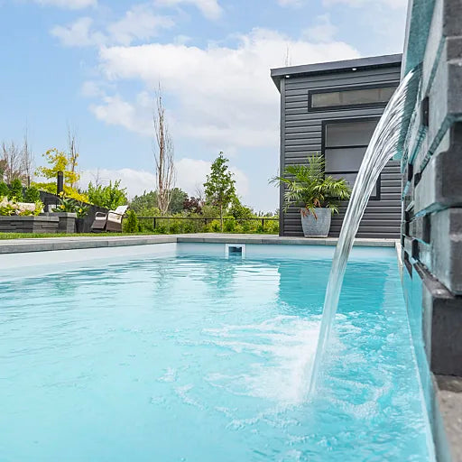 Image de la piscine creusée du modèle Topaze en couleur sel de mer