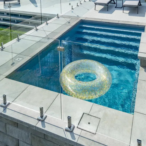 Image de la piscine creusée du modèle Topaze en couleur Ocean 