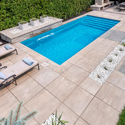 Image de la piscine creusée du modèle Topaz en couleur aqua avec pavé Proma Quandra Solino en couleur beige oka