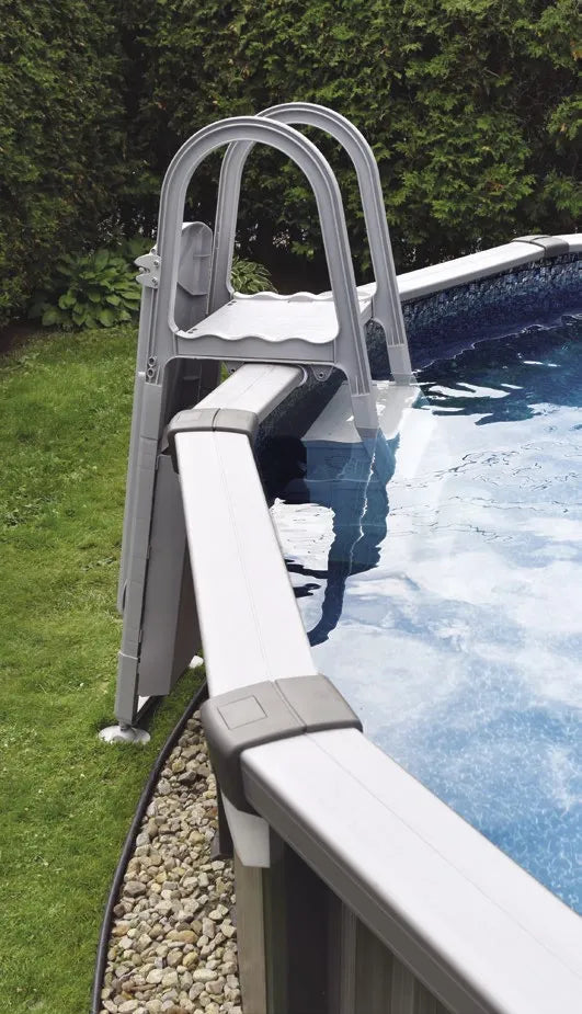 Image 1 du produit Echelle | Olympic | Échelle sécuritaire blanche «A-frame» en résine, hauteur pour mur de 48-54 po (122cm - 137cm)