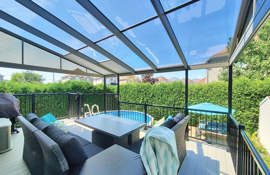 Auvent carpi et noir avec stores